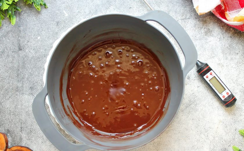 1. Этап. Летний торт: Снимите миску и померьте температуру шоколада, она будет примерно 40-44 градуса. Теперь нужно остудить его до температуры 35 градусов, в этом поможет кулинарный термометр.