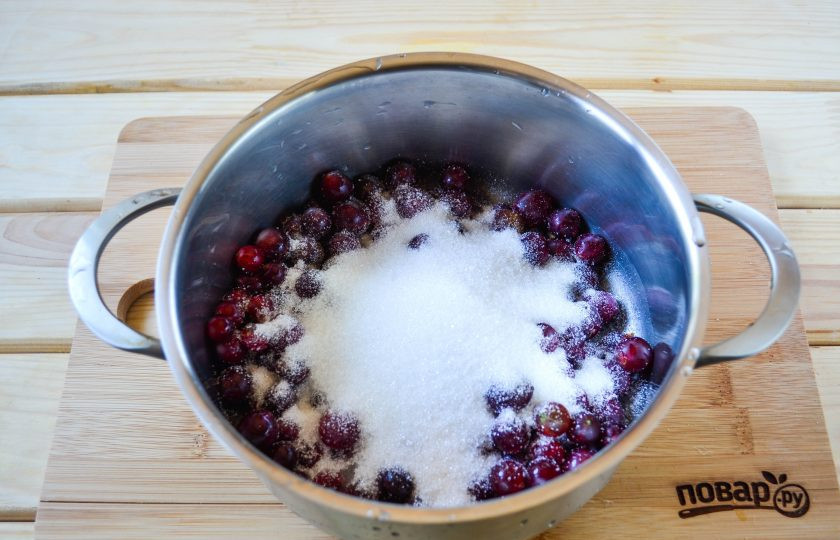 1. Этап. Варенье из крыжовника и малины: Засыпьте крыжовник сахаром, перемешайте и оставьте на 2 часа, чтобы ягоды пустили сок. Чтобы сокоотделение было более эффективным и быстрым, время от времени перемешивайте крыжовник.