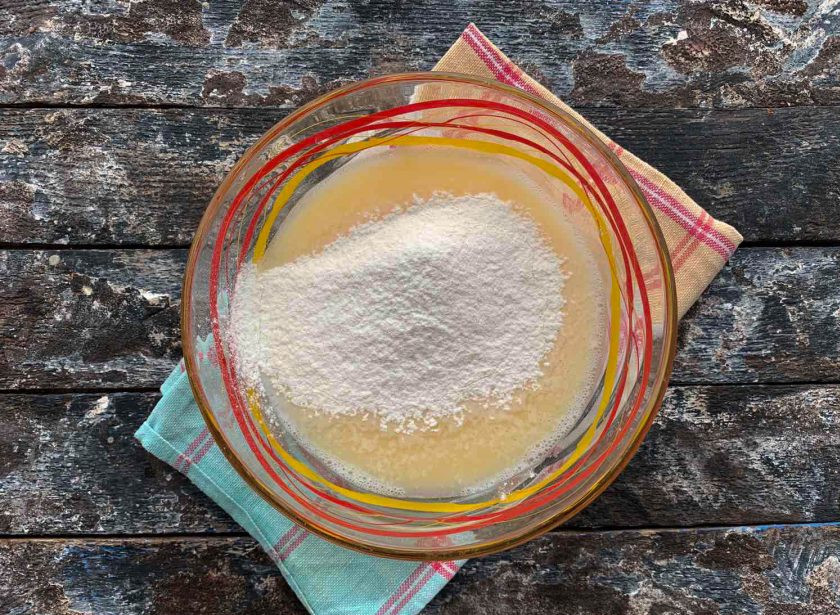 1. Этап. Блинный рулет с сыром: Постепенно добавляйте просеянную муку, и замесите тесто для блинов.