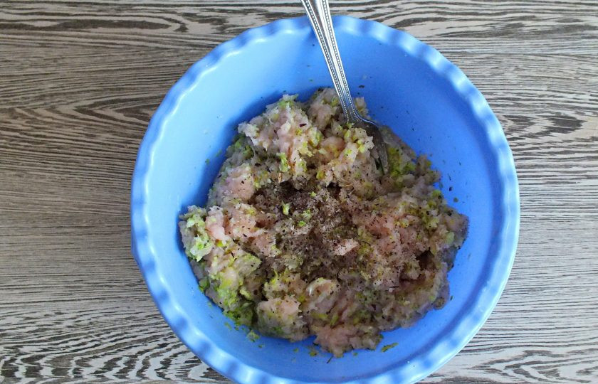 1. Этап. Суфле из индейки с брокколи: В чашу с индейкой и брокколи добавьте соль, базилик, черный перец. Перемешайте.