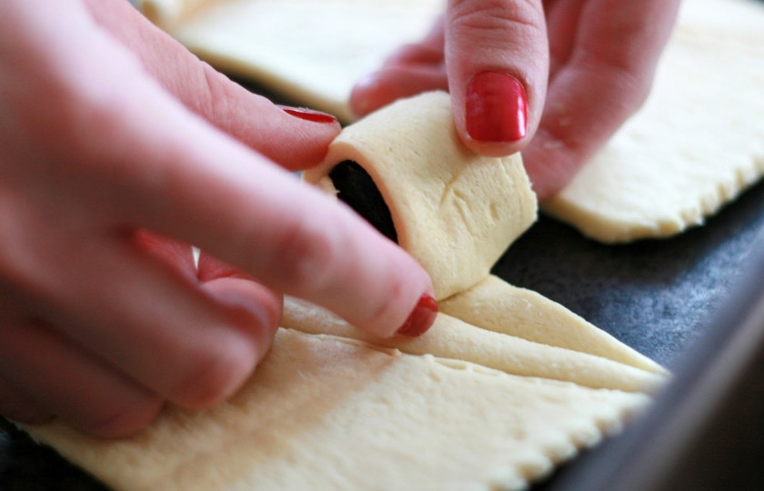 1. Этап. Рогалики с черносливом: Советую сделать треугольник из теста пошире, чтобы сахар не вытек потом при выпечке и низ рогалика не подгорел.
