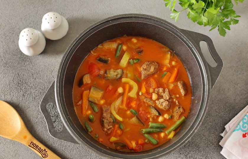 1. Этап. Лагман по-таджикски: Затем влейте кипяток (вода должна лишь покрыть мясо с овощами), отрегулируйте на соль, доведите до кипения, убавьте огонь до минимума, накройте казан крышкой и тушите 1,5 часа.