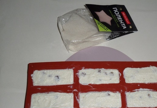 1. Этап. Творожный десерт с полентой и изюмом: Приготовленную массу выкладываю в силиконовую форму. Отправляю в морозильную камеру на 2-3 часа.