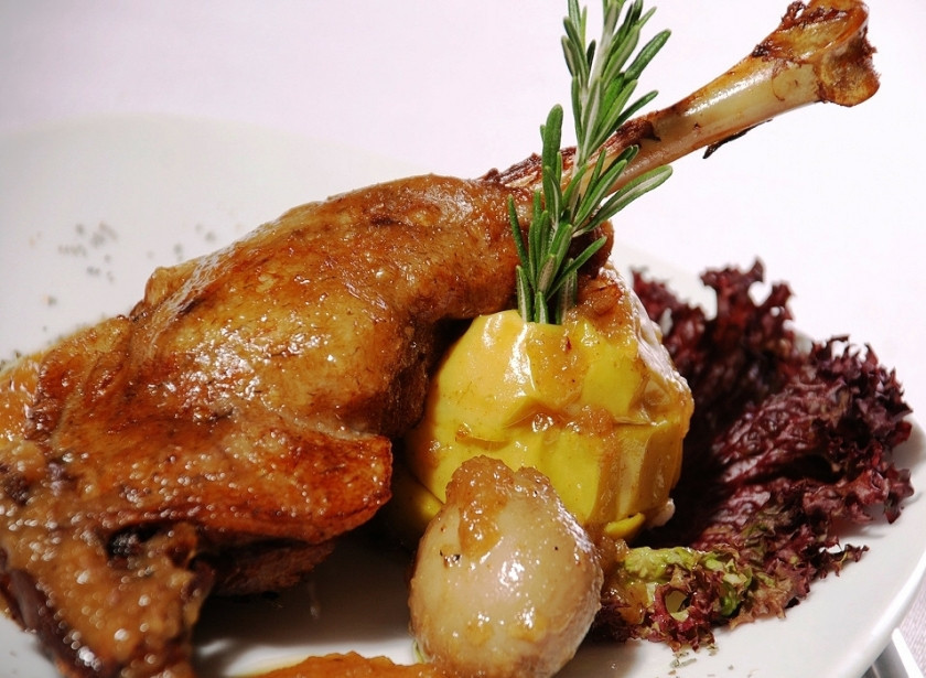 1. Этап. Утиные ножки в духовке: Для подачи утки используйте жир, который остался в форме, запеките в нём грушу. Вырежьте из неё сердцевину, налейте внутрь жир и поставьте в духовку на средний огонь на 15 минут. Выложите утиную ножку и грушу на блюдо, украсьте розмарином и другой зеленью.