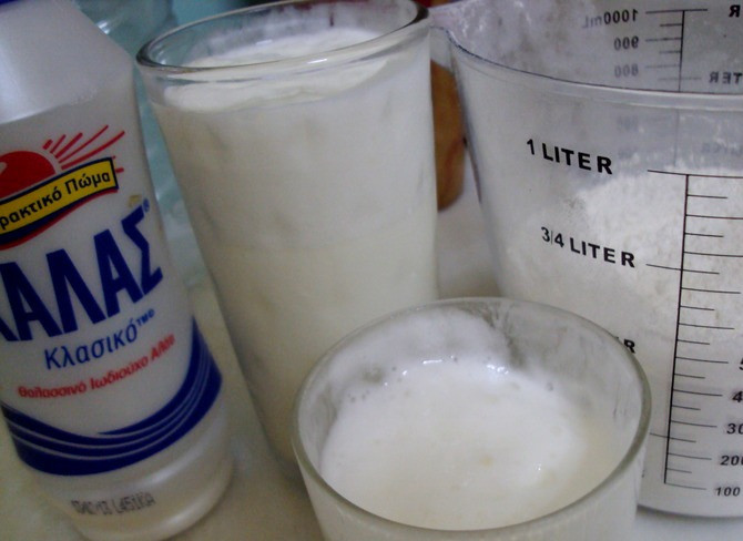 1. Этап. Пирожки на кефире с творогом: Подготавливаем все необходимы ингредиенты, просеиваем муку и смешиваем ее с солью, в кефире растворяем разрыхлитель.