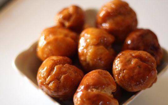 1. Этап. Медовые шарики: Шарики обвалять хорошенько в глазури. Сначала они будут липкие, но через некоторое время застынут и будут готовы!