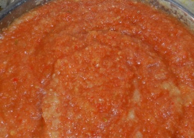 1. Этап. Икра кабачковая на 3 кг: Потом добавляем соль, сахар, молотый перец, лавровый лист и уксус. Варим еще 1 час. Потом убираем из икры лавровый лист и горячую икру раскладываем по стерилизованным банкам. Можно дополнительно измельчить икру блендером. Только после того, как поработали блендером, лучше довести икру до кипения, а потом раскладываем её по банкам и закатываем.