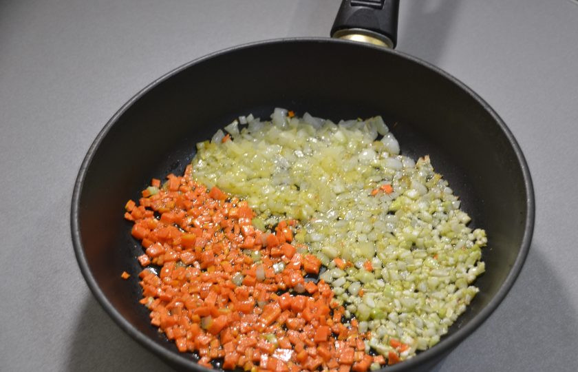 1. Этап. Соус Пассата: Для этого обжарьте на сковороде мелко порезанные лук, сельдерей и морковь - это сочетание овощей в итальянской кухне является классическим и применяется во многих блюдах.