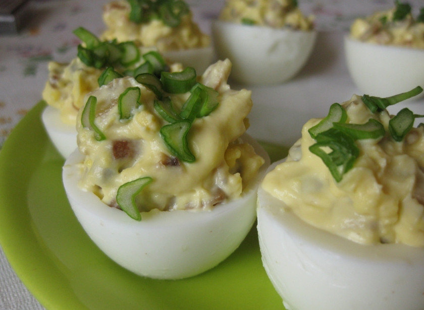 1. Этап. Яйца, фаршированные грибами: 7. Подаем яйца, фаршированные грибами в домашних условиях, в холодном виде. При желании украшаем зеленью.