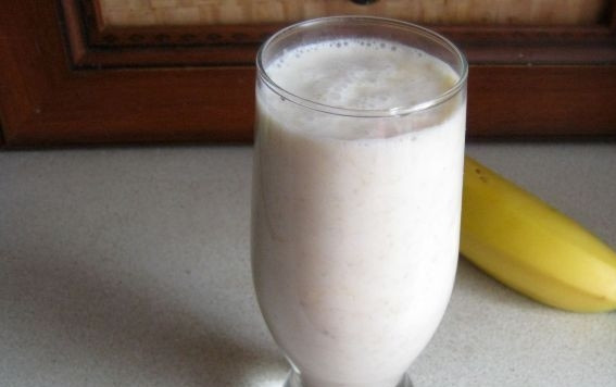 1. Этап. Смузи с овсянкой для похудения: Добавьте мёд и банан в молоко с овсянкой. Всё измельчите блендером. Полезного вам завтрака!