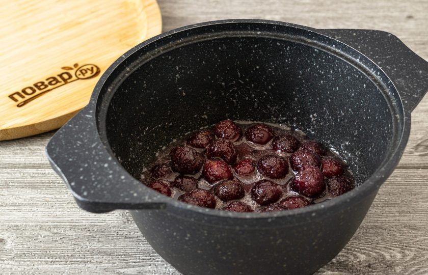 1. Этап. Варенье из вишни без косточек: Переложите ягоду в кастрюлю с толстым дном. Доведите до кипения на среднем огне и проварите 3-4 минуты. Снимите с огня, дайте полностью остыть.