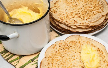 1. Этап. Блины с пюре: Начиняем блины пюре. На ту сторону блина, которая обжарена меньше, выкладываем пюре.