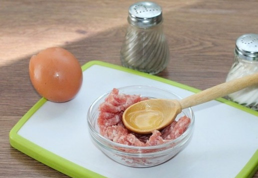 1. Этап. Дружбургер с котлетой и сыром: 2. К мясному фаршу добавить 1 ч. л. яичного белка, 1 ст. л. измельченной зелени, соль и свежемолотый перец по вкусу, перемешать.