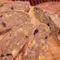 Хлеб черный десертный Смешать 100 гр. ржаной муки, горячую воду и дрожжи, поставить в теплое место для разжижения на 20 минут. В емкость положить оставшуюся ржаную муку, пшеничную муку, соль, какао и все перемешать. Добавить разжиженную закваску, мед, растительное масло. Курагу, чернослив режем на 4 части каждую. К тесту добавляем курагу, чернослив, изюм и и измельченные орехи. Замешиваем тесто до гладкости. Руки смазываем растительным маслом, так намного легче. Накрываем тесто полотенцем и ставим в теплое место, даем подойти 1, 5 - 2 часа, пока тесто не увеличится в объеме в 2 раза. Выкладываем тесто и формируем буханку, даем снова подойти. Форму можете делать любую. Сбрызгиваем водой и выпекаем при температуре 200 гр. 20 минут, в духовке обязательно должна находится емкость с водой. Остужаем хлеб на решетке. Духовку не открываем после истечения времени.