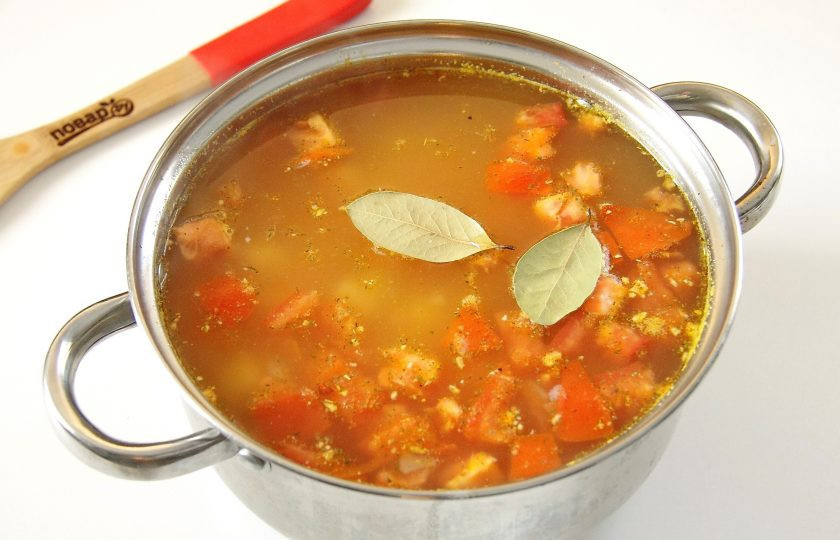 1. Этап. Гороховый суп с помидорами: Когда горох будет готов, добавьте к нему нарезанные картофель и помидор. Посолите по вкусу, добавьте любимые специи по желанию и лавровый лист. Накройте кастрюлю крышкой и продолжайте варить суп до готовности картофеля около 15-20 минут.