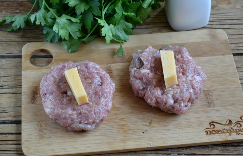 1. Этап. Котлеты из фарша с начинкой: Из фарша сформируйте лепешку, в середину положите полосочку сыра.