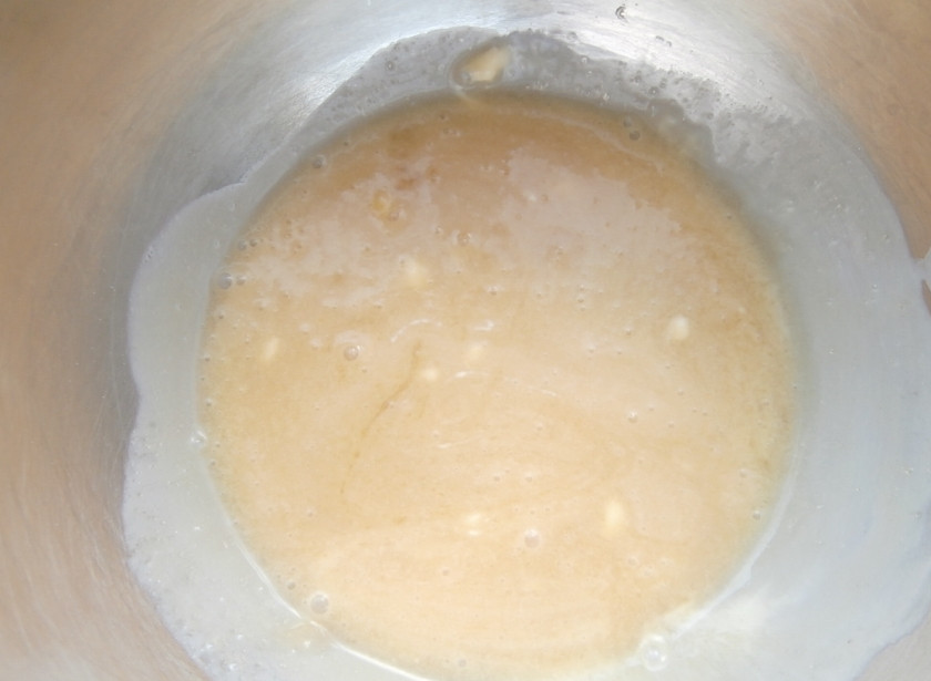 1. Этап. Зерновой хлеб: 1. Перед тем как приготовить зерновой хлеб, тщательно разотрите масло с медом. После этого влейте в эту смесь молоко. Перемешайте. Все соедините со стаканом муки и разрыхлителем (его можно заменить на гашеную соду), овсяными хлопьями. Положите кардамон.