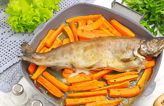 1. Этап. Форель с морковью: Испеките рыбу с овощами примерно 40 минут до румяности в зависимости от величины рыбы. Если форель крупнее, то слегка убавьте нагрев и дозапеките ее до готовности еще 5-10 минут.