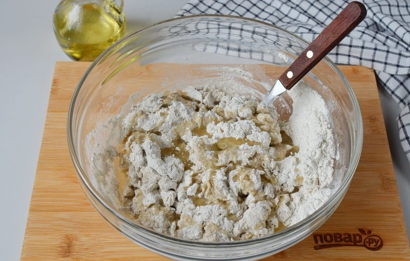 1. Этап. Простой ржаной хлеб: Когда мука немного увлажнится, добавьте растительное масло.