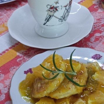 1. Этап. Сырники с апельсиновым соусом: Для соуса натираем цедру апельсина. Переложим в сотейник. Туда же выдавим сок апельсина, оставив (по желанию) несколько кусочков для подачи. Добавим в сотейник сахар и крахмал и перемешаем. На маленьком огне прогреем соус, помешивая, до загустения. При подаче поливаем соусом сырники.