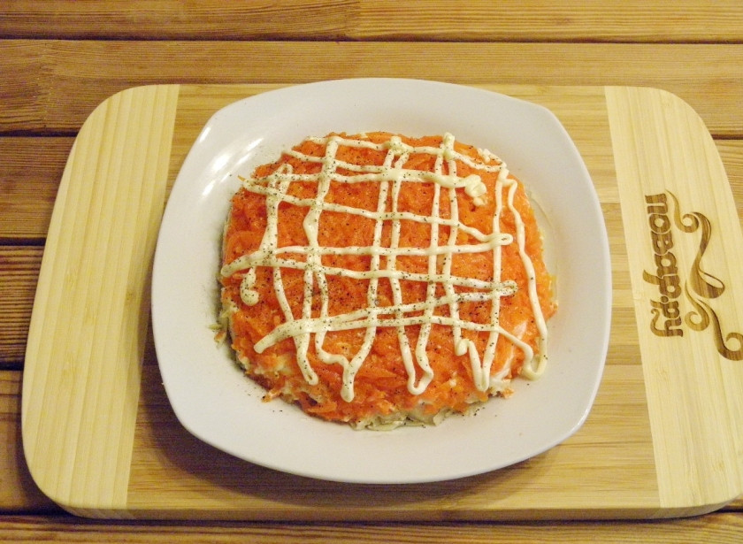 1. Этап. Селедка под шубой без яиц: Следующий слой сделайте морковным. Повторите соль-перец и майонезную сеточку.