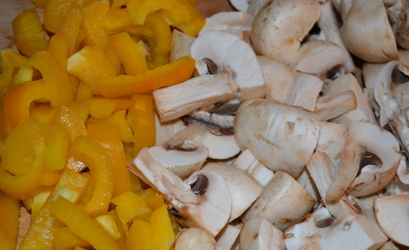 1. Этап. Говядина с шампиньонами: Режем перец и грибы.