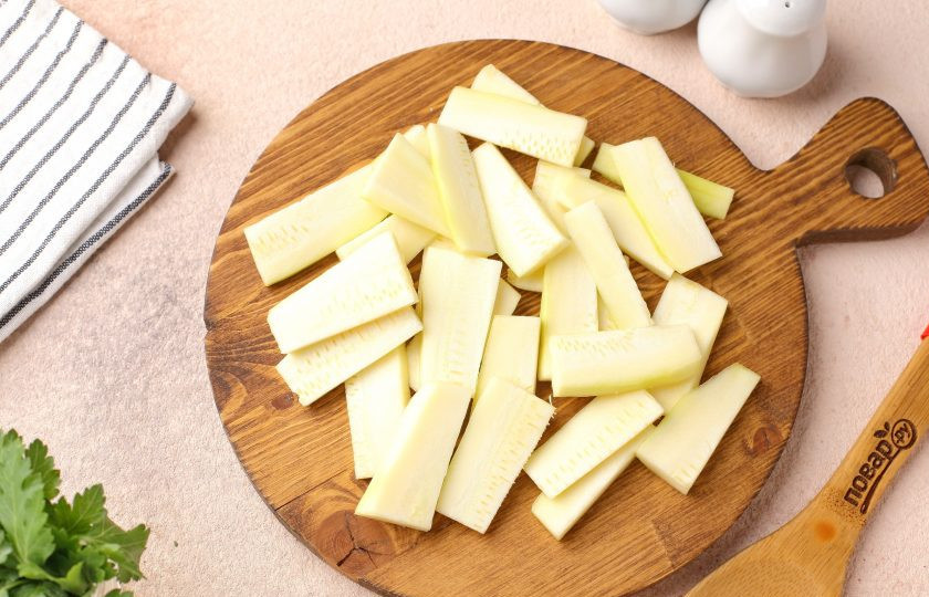 1. Этап. Кабачки дольками с сыром в духовке: Кабачок очистите от шкурки (можно не снимать, если кабачки молоденькие, но так получится максимально сочно и нежно) и нарежьте небольшими дольками, толщиной не более 5 мм.