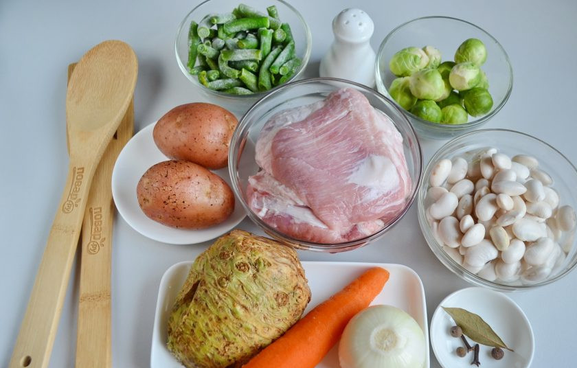 1. Этап. Французский фасолевый айнтопф: Подготовьте продукты для супа. Фасоль заранее замочите в теплой воде на 12 часов. Я обычно вечером замачиваю, а утром можно приступать к варке супа.