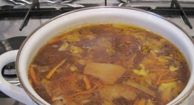 1. Этап. Щи суточные: Добавляем тушеную с овощами и грибами капусту. Доводим до кипения и варим еще минут 10.