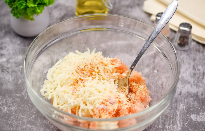 1. Этап. Рубленые котлеты в панировочных сухарях на сковороде: Следом добавьте сметану и всыпьте тертый сыр, добавьте специи по вкусу — соль, перец, паприку.