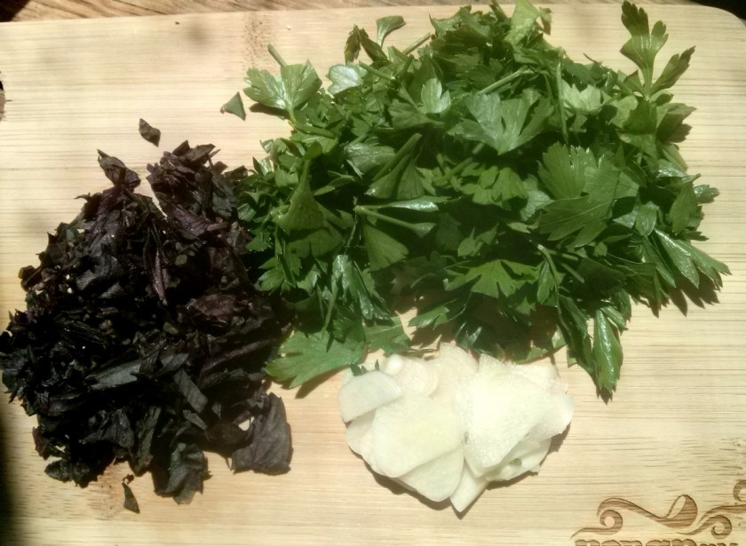 1. Этап. Аджаб сандал: Порежьте чеснок тонкими ломтиками, измельчите свежую зелень.