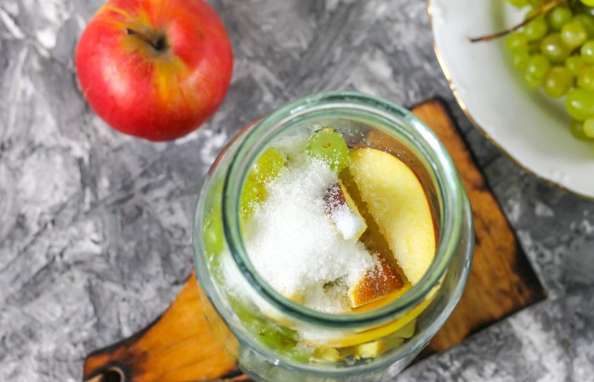 1. Этап. Компот из винограда с яблоками на зиму: Затем слейте жидкость в кастрюлю и еще раз вскипятите, а в банку всыпьте сахар и лимонную кислоту. По желанию сахар и кислоту можно всыпать в кипящую жидкость в кастрюле, создавая сироп.