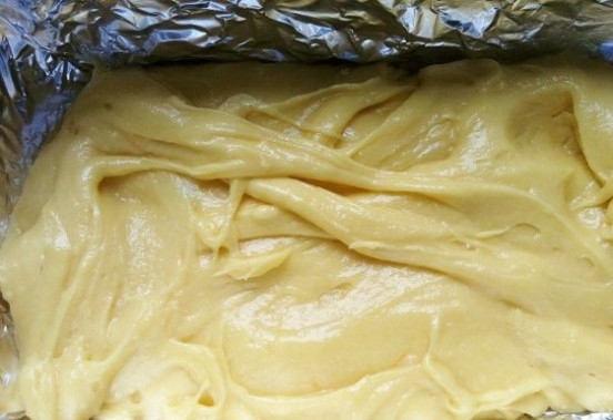 1. Этап. Шоколадные кейк-попсы: 3. Переложите тесто в форму для выпечки, застланную фольгой.