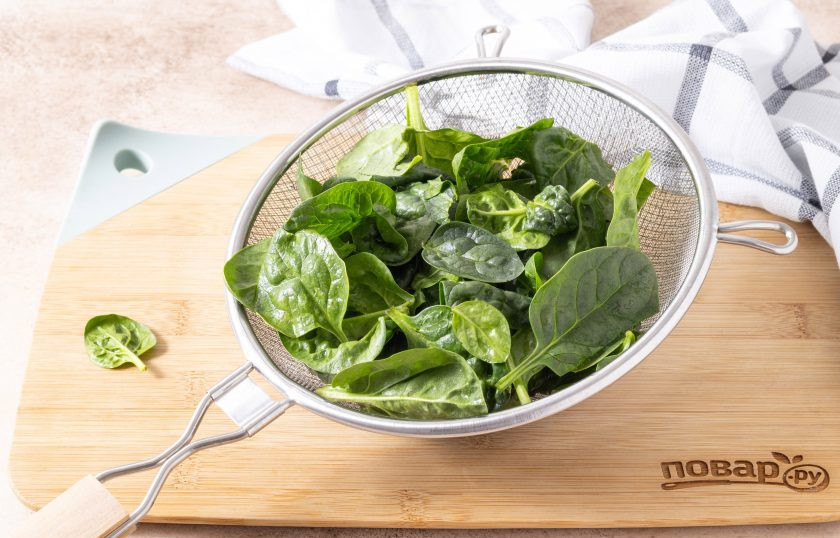 1. Этап. Перловка со шпинатом: Шпинат промойте и обсушите. При необходимости переберите. Крупные листья шпината можно порезать или порвать руками.