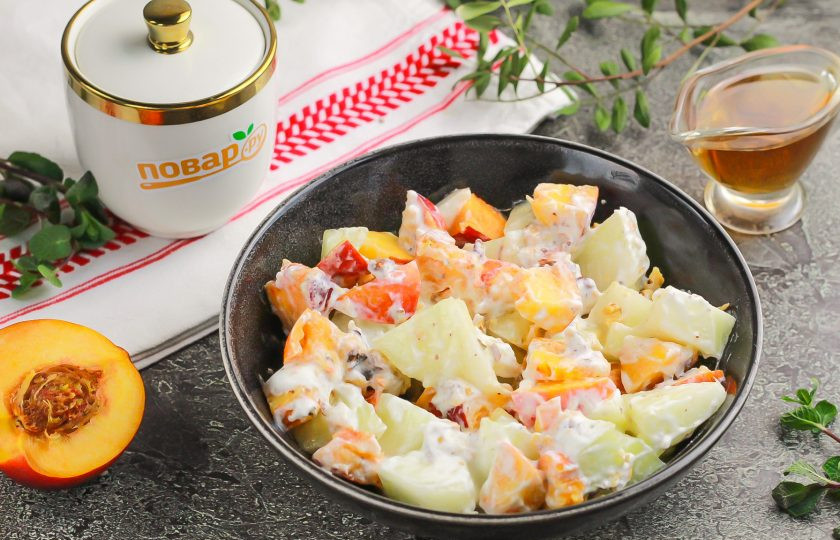 1. Этап. Фруктовый салат с дыней и нектаринами: Аккуратно перемешайте все содержимое емкости, стараясь не припюрировать нарезки.