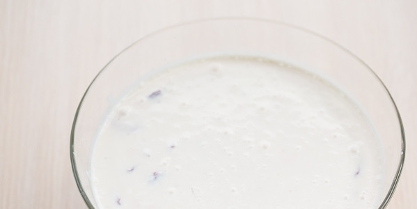 1. Этап. Творожный торт с клубникой: Набухший желатин растворите, подогрев его на огне. Влейте получившуюся жидкость в творожную массу. Быстро перемешайте. Влейте десерт в форму для застывания.