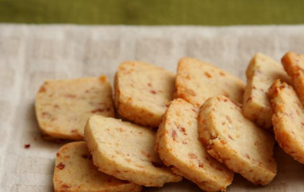 1. Этап. Коржики с беконом и Пармезаном: 3. Выложить ломтики на противень на расстоянии 1 см друг от друга. Выпекать до светло-коричневого цвета, около 10 минут. Остудить на стойке. Подавать коржики теплыми или комнатной температуры. Хранить коржики в жестяной банке несколько дней.