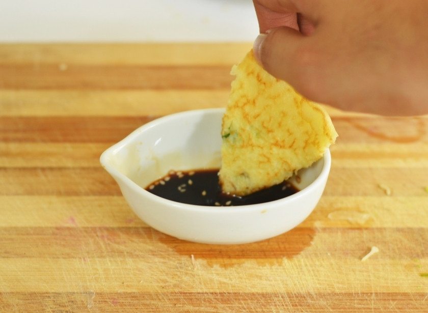 1. Этап. Корейские оладьи: Соевый соус смешайте с рубленным перцем Чили и семенами кунжута. Подавайте корейские оладьи с острым соусом.