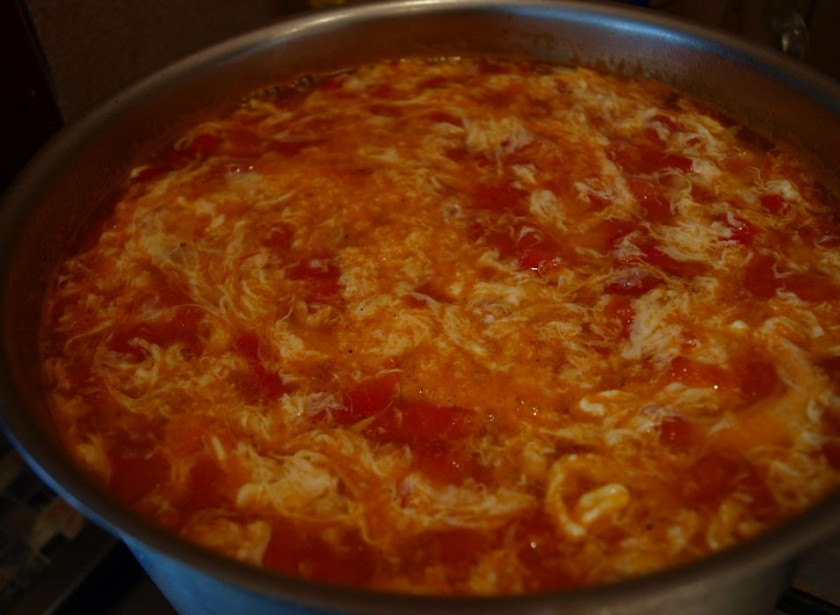 1. Этап. Венгерская уха: И тонкой струйкой вливаем в кипящую уху, все время помешивая ее. Затем добавляем мелко нарезанную зелень и подаем уху к столу.