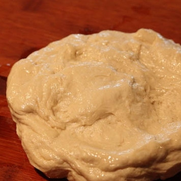 1. Этап. Пицца Калифорния: Подошедшее тесто сбрызгиваем оливковым маслом, еще немного разминаем.