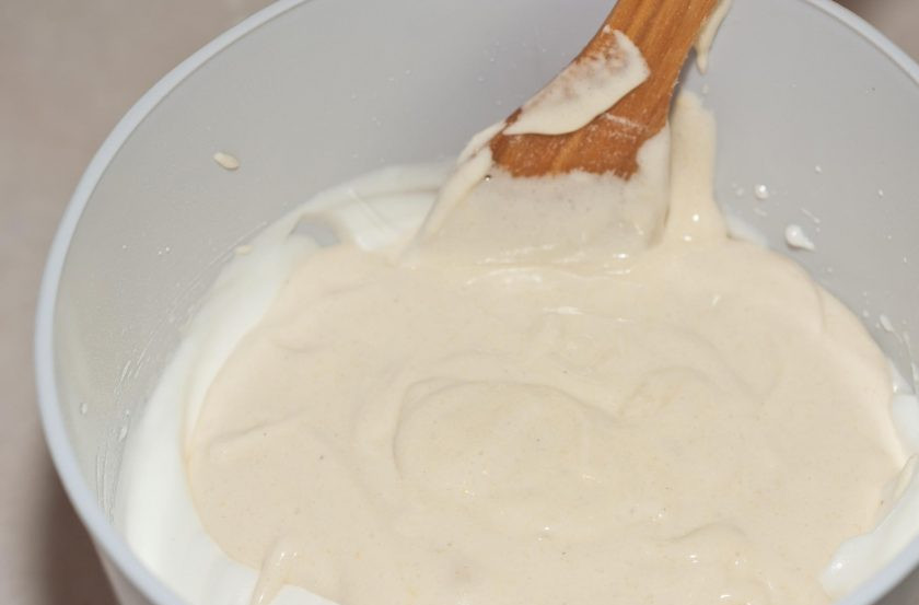 1. Этап. Торт с кремом из сливок: Затем всыпьте просеянную муку. Перемешайте. Добавьте оставшиеся белки. Замешайте тесто лопаткой сверху вниз.