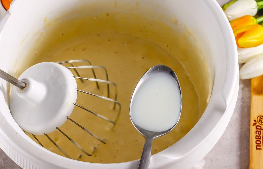 1. Этап. Кокосовый пирог с вишней: Разогрейте духовку до 180 градусов и смажьте форму растительным или сливочным, кокосовым маслом. Влейте прогретое кокосовое молоко по ложке и вмешайте его в тесто.