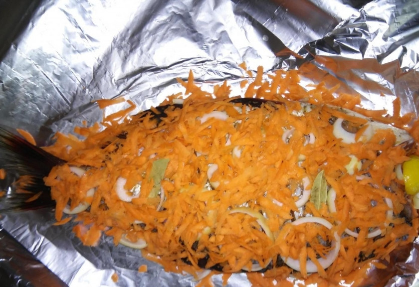 1. Этап. Лещ, запеченный в духовке: 6. Поверх лука кладу измельченную морковь. Лавровые листы разламываю на 2 части и выкладываю на рыбку.