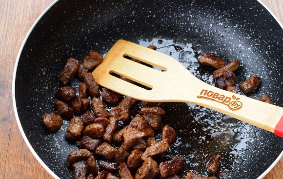 1. Этап. Вкуснейший салат Cказочная поляна: Утиную грудку нарежьте мелкими кусочками, добавьте перец и уцхо-сунели, обжарьте на раскаленном масле до румяной корочки в течение 4-5 минут. Добавьте 1/2 стакана горячей воды и тушите под закрытой крышкой в течение 10 минут.