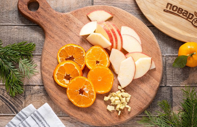 1. Этап. Глинтвейн новогодний: Мандарины и яблоко помойте, нарежьте тонкими ломтиками или кружочками. Корень имбиря очистите от кожуры и мелко порубите.