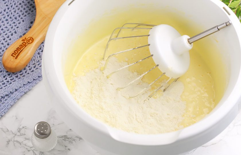 1. Этап. Торт Змейка на Новый год: Вмешайте в массу пшеничную муку высшего сорта по частям, но не взбивайте.