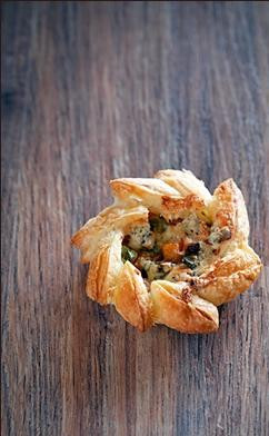 1. Этап. Пирожки с тыквой: Выпекаем наши пирожки 15 минут при 190 градусах. Хотя время очень зависит от духовки и может варьироваться от 10 до 20 минут, поэтому внимательно следите за пирожками - как только тесто подрумянится, вытаскиваем из духовки.