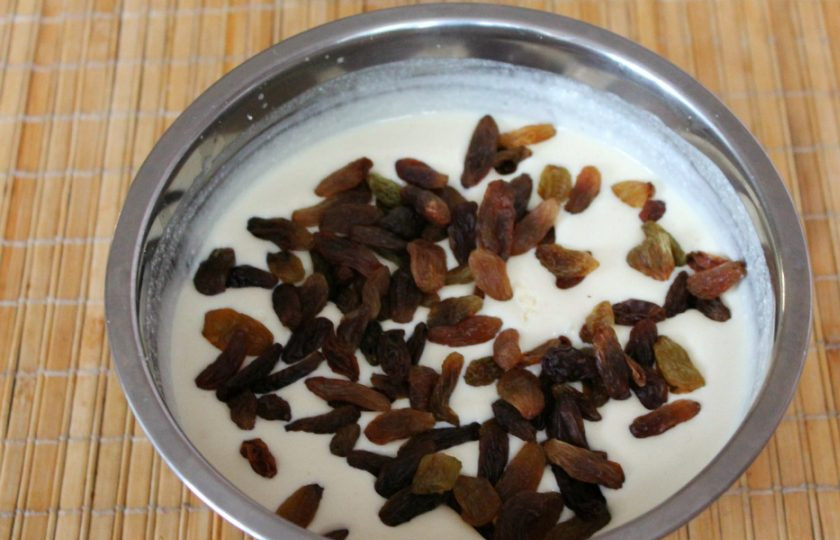 1. Этап. Запеканка с изюмом: Когда масса стала однородной, добавляем изюм.