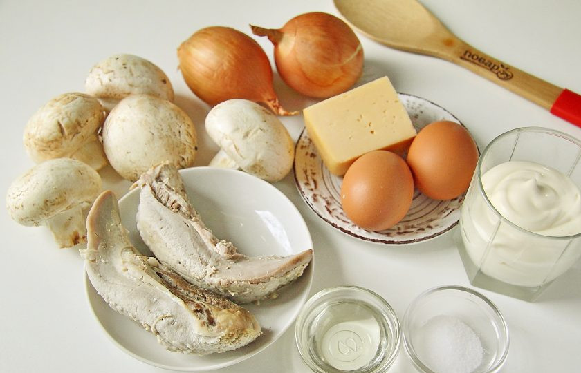 1. Этап. Салат Балерина: Подготовьте все ингредиенты. Язык заранее отварите до готовности. Яйца отварите вкрутую и дайте остыть.