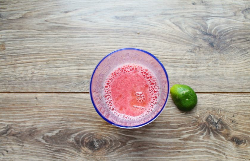 1. Этап. Коктейль из арбуза с лаймом: Выложите мякоть арбуза в блендер, выжмите сок лайма и пробейте все до однородного состояния.